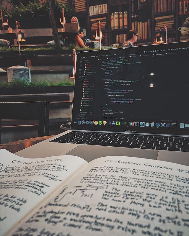 Computador com codigos'